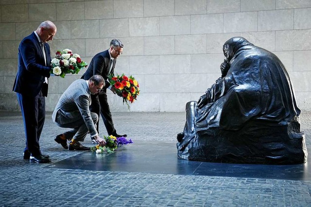 An Kthe Kollwitz&#8217; Plastik &#822...as Ende des Zweiten Weltkriegs nieder.  | Foto: Kay Nietfeld (dpa)