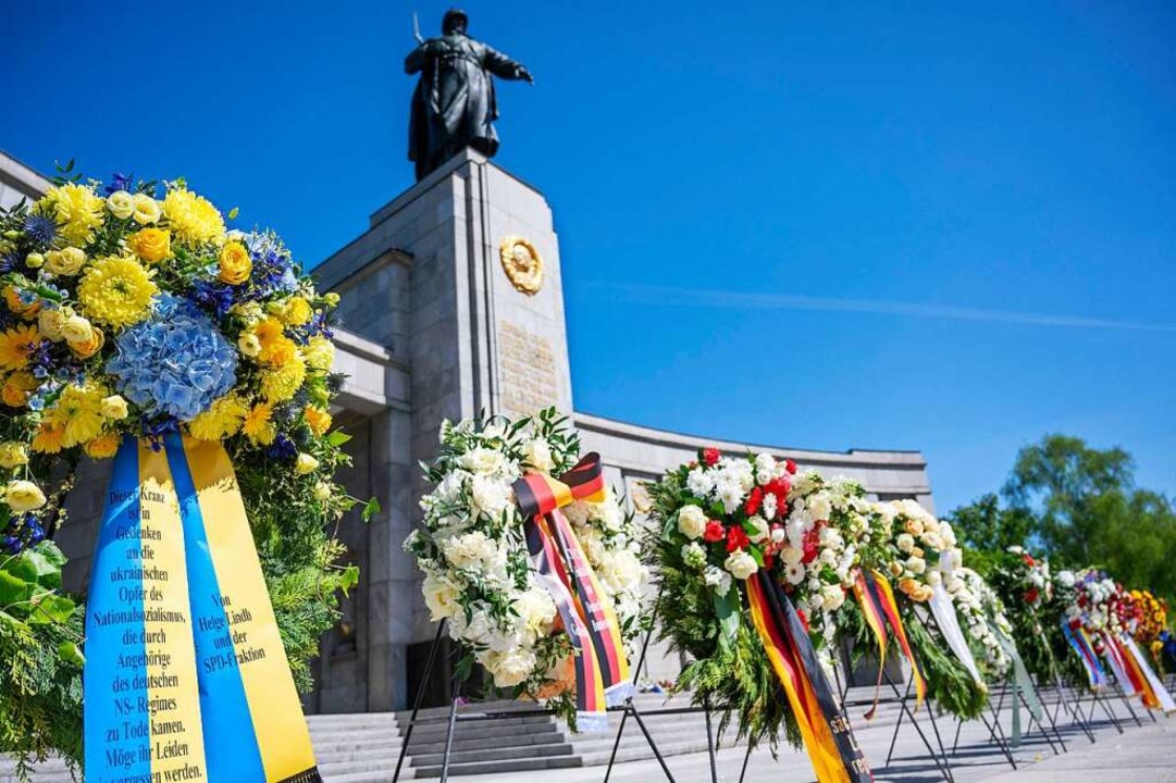 8. Mai 2022, Berlin: Bei einer Gedenkv... Ehrenmal im Tiergarten stehen Krnze.  | Foto: Christophe Gateau (dpa)