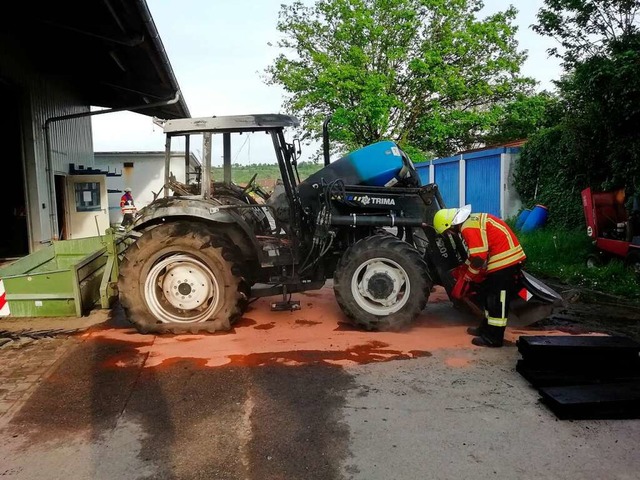 Nachdem der Traktor noch in der Halle ...die Feuerwehr zum Auskhlen ins Freie.  | Foto: Sebastian Ehret