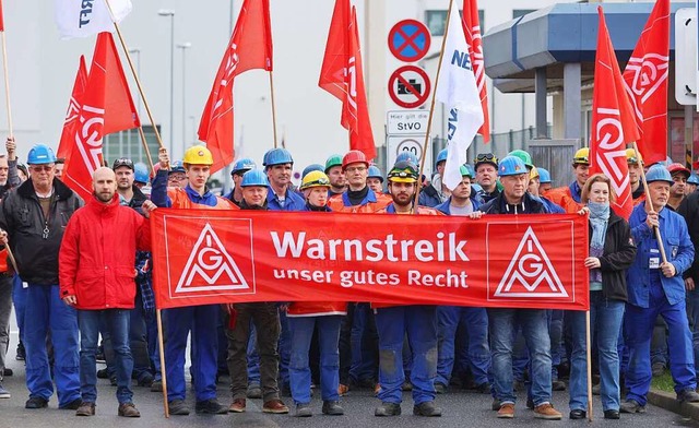 Die IG Metall hat angekündigt, dass sie die Vier-Tage-Woche durchsetzen will. | Foto: Bernd Wüstneck (dpa) Die IG Metall hat angekündigt, dass sie die Vier-Tage-Woche durchsetzen will. | Foto: Bernd Wüstneck (dpa)