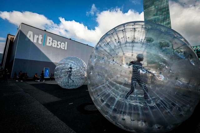 &#8222;Wir wollen die Willkommenskultu... Elia, vor der diesjhrigen Art Basel.  | Foto: FABRICE COFFRINI (AFP)