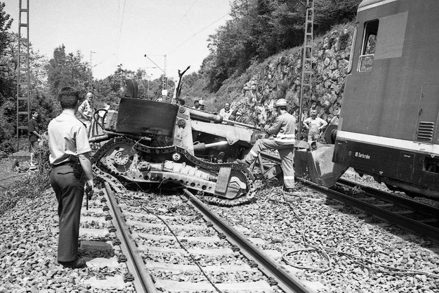 Bahnpolizisten sichern den Unfallort, Arbeiter demontieren die Schaufel,...  | Foto: Hannes Lauber