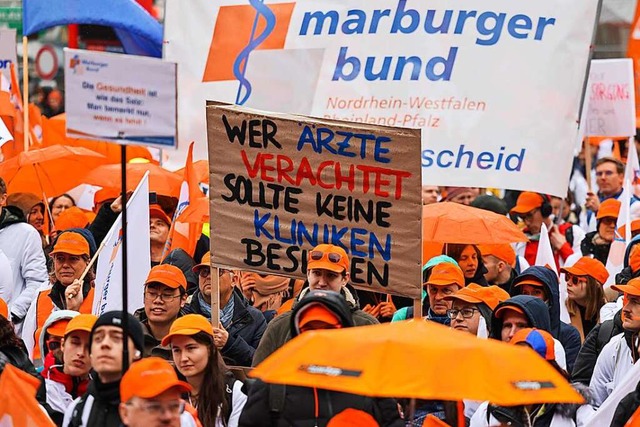 Gewerkschaft Marburger Bund ruft bunde...ztinnen und rzte zum Warnstreik  auf.  | Foto: Christian Charisius (dpa)