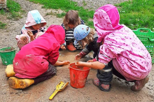 Im Waldkindergarten sind die Kids die meiste Zeit drauen unterwegs.  | Foto: Christian Engel