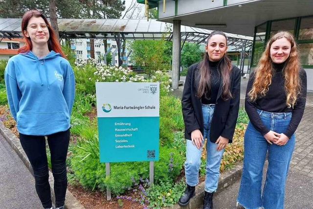 Adelina Culin (von links), Aya Alboush und Katharina Christ vor der Schule.  | Foto: Uwe Schwerer