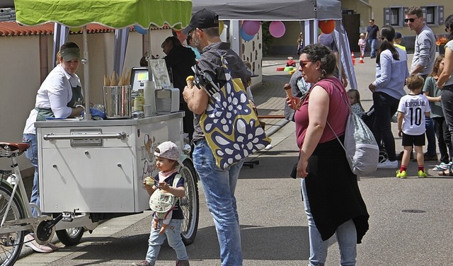 50 Haushalte und Familien boten in Wag...t ihre Habseligkeiten zum Verkauf an.   | Foto: Jrgen Hauss