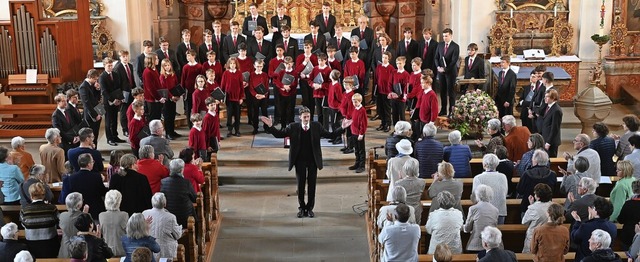 Stehend und anhaltend applaudieren die...n Freiburg zugunsten der neuen Orgel.   | Foto: suedkurier