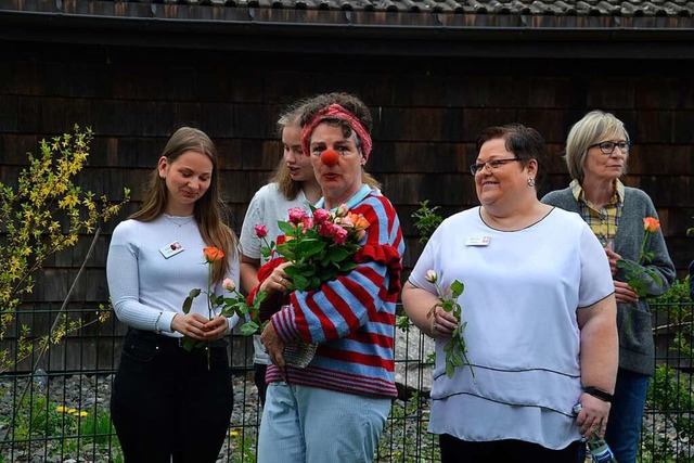 Fr die Mitarbeitenden, das &#8222;Gol...sagte, gab es Rosen als kleiner Dank.   | Foto: Christiane Sahli