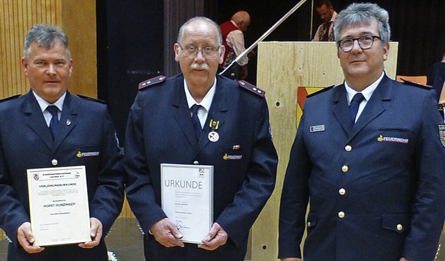 Horst Hunzinger (von links) und Helmut...rsitzenden Reiner Jacob die Urkunden.   | Foto: Vera Winter