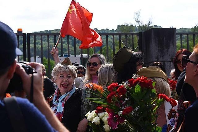 Flaggen, Rocker, ein Stalin-Porträt: Wie war die russische Gedenkfeier in Basel?