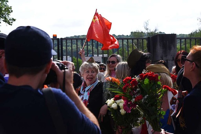 Vor dem Haupteingang des Friedhofes warten rund 100 Menschen.  | Foto: Jonas Hirt