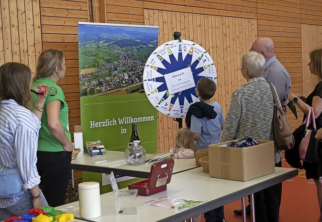 Am Glcksrad: &#8222;Auggener Facetten...alle, waren Magnet fr viele Besucher.  | Foto: Volker Mnch