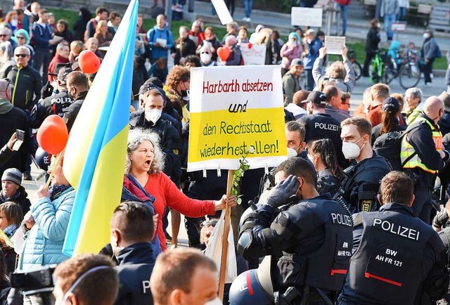 Die Demos gegen die Corona-Verordnunge...sbelastung bei der Freiburger Polizei.  | Foto: Rita Eggstein