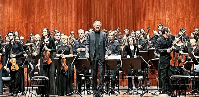 Thomas Hengelbrock (Mitte) und seine Ensembles in Freiburg  | Foto: Privat