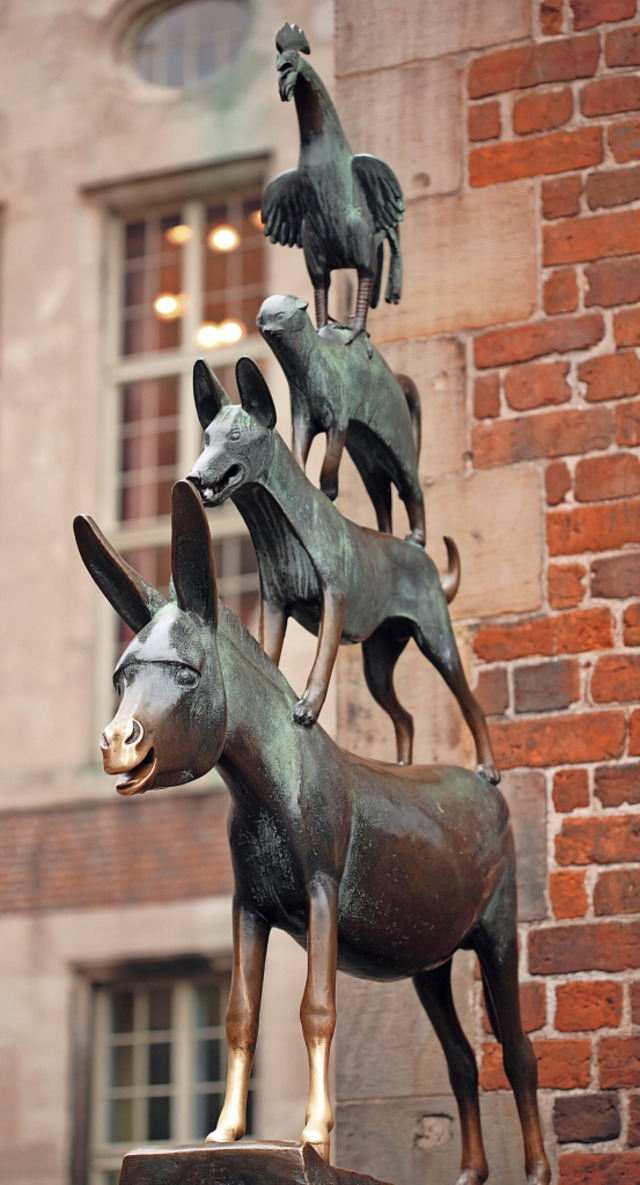 Vor dem Rathaus  stehen die Bremer Sta...die Whlerinnen und Whler am Sonntag.  | Foto: Jrn Kastens (stock.adobe.com)