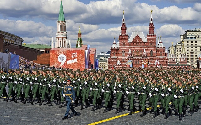 8000 Soldaten marschierten bei der Sie... Waffen gab es lteres Gert zu sehen.  | Foto: Pelagia Tikhonova (dpa)