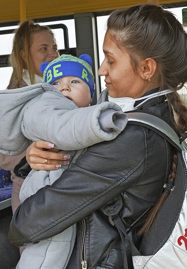 Eine geflchtete Ukrainerin mit ihrem Baby am Berliner Hauptbahnhof  | Foto: IMAGO/Stefan Trappe