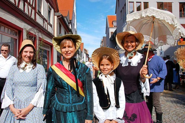 Und so machen sich die brgerlichen Damen &#8222;festfein&#8220;.  | Foto: Ralf Burgmaier