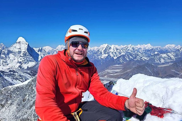 Er hat es geschafft: Alexander Ruh auf dem Gipfel des Island Peak.  | Foto: Tobias Winterhalter