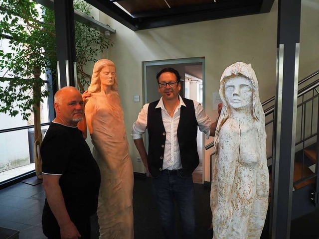 Rudolf Dilger (links) und  Ralf Ganter mit ihren Skulpturen.  | Foto: Michael Haberer