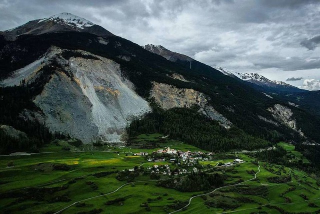 Herabgestrzte Steine und Felsteile (h...n des drohenden Felssturzes evakuiert.  | Foto: Gian Ehrenzeller (dpa)