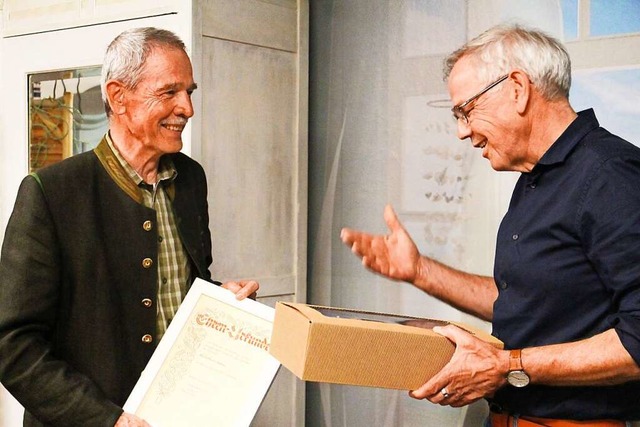 Dieter Bhrer (links) wurde fr 32 Jah...ky (rechts) zum Ehrenmitglied ernannt.  | Foto: Ruth Seitz