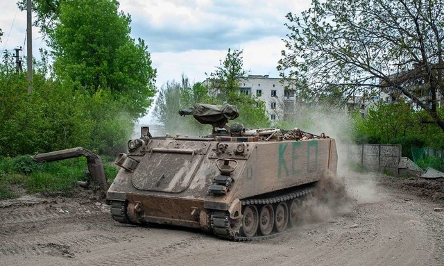 Ein Mannschaftstransporter der ukrainischen Armee in Tschassiw Jar nahe Bachmut  | Foto: Iryna Rybakova (dpa)