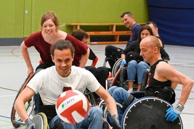 So schnell und spaig geht es beim Rollstuhl-Rugbyspielen in Freiburg zu