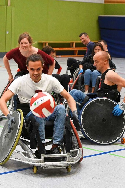 Grünen-Stadtrat Hannes Wagner (weißes Shirt) versuchte sich im Rollstuhl-Rugby.  | Foto: Rita Eggstein