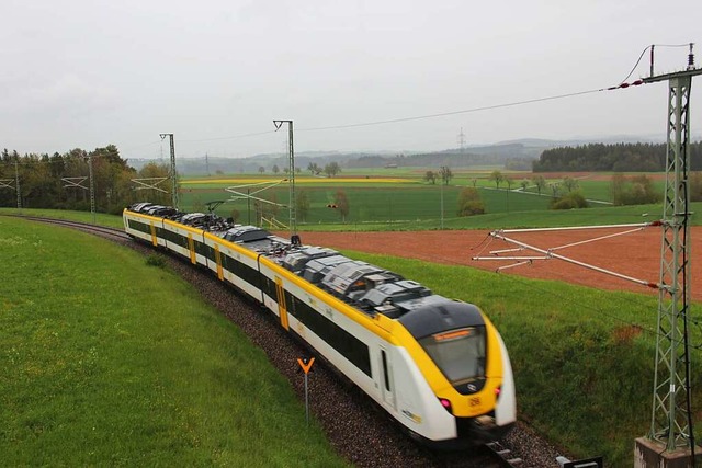 Links und rechts der Bahnlinie soll li...e geplante n Solar-Felder in Bachheim.  | Foto: Christa Maier