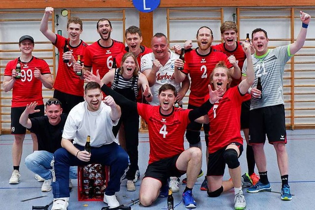 Die Volleyballer des TV Bad Sckingen feiern ihren Aufstieg in die Verbandsliga.  | Foto: Hannah Brck