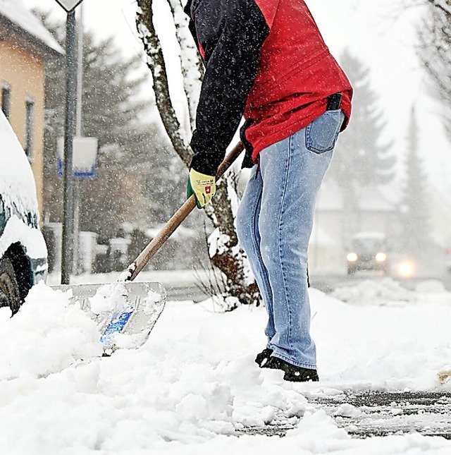 Die neue Satzung regelt ganz genau, wann bei Schneefall wo gerumt werden muss.  | Foto: Felix Kstle (dpa)