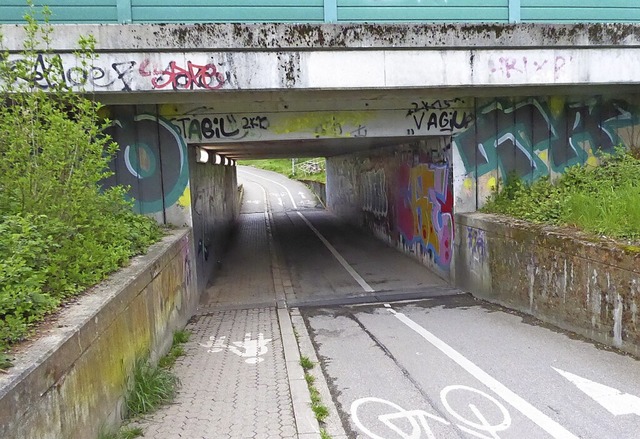 Die Bahnunterfhrung am Lindenweg ist ... sich die Situation verbessern liee.   | Foto: Sylvia-Karina Jahn