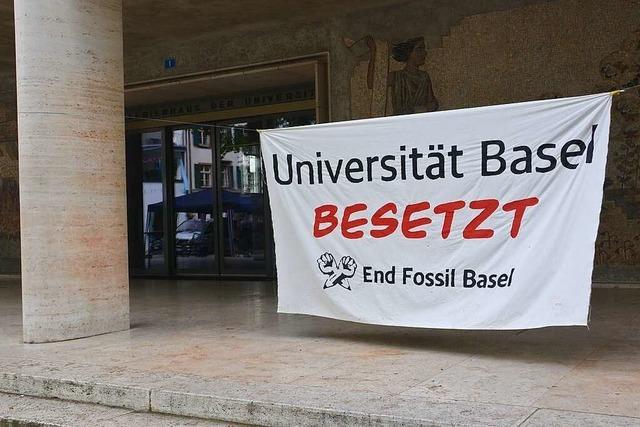 Klimaaktivisten besetzen weiter den Petersplatz vor der Uni Basel