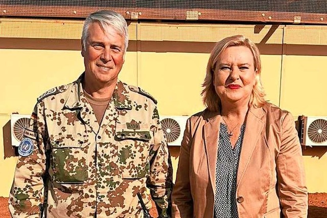 Roland Berr mit der Wehrbeauftragten E...e SPD-Politikerin hat ihn beeindruckt.  | Foto: Bundeswehr/PAO MINUSMA