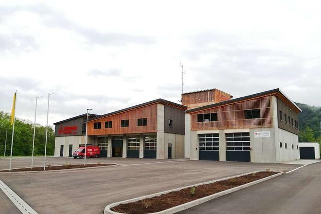 Sternmarsch der Feuerwehrabteilungen Gutach und Bleibach ins neue Rettungszentrum