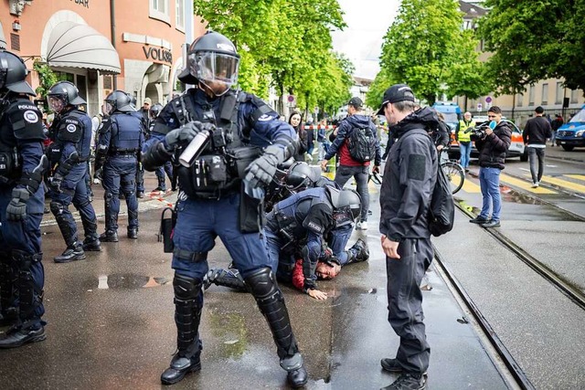 Zu einem groen Polizeiansatz kam es b...en hierfr liegen bei 600.000 Franken.  | Foto: Ennio Leanza (dpa)