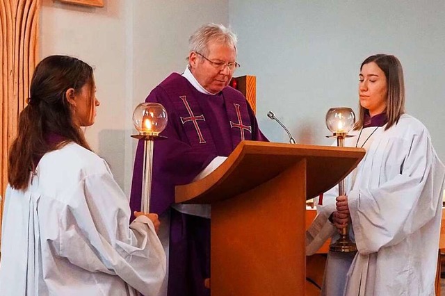 Anna-Lena Burkart (rechts) und Leonie ...tesdienst mit Pfarrer Matthias Kirner.  | Foto: Boris Burkhardt