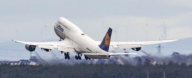 Eine Passagiermaschine der Lufthansa v...g-747 startet vom Flughafen Frankfurt.  | Foto: Boris Roessler (dpa)