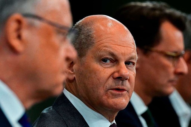 Bundeskanzler Olaf Scholz bei der Pres...ein-Westfalens Lnderchef Hendrik Wst  | Foto: JOHN MACDOUGALL (AFP)