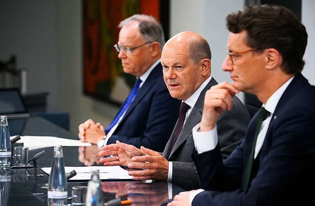 Stephan Weil (SPD, l.), Ministerprsid...in-Westfalen,  bei der Pressekonferenz  | Foto: Bernd von Jutrczenka (dpa)