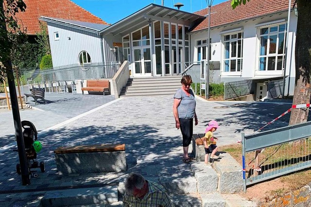 Der neue Dorfplatz von Gallenweiler mi...e Projekt im Sanierungsgebiet gewesen.  | Foto: Simone Hhl