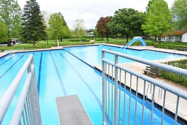 Den Sprung ins kalte Wasser knnen Bad...meterbrett im Steinener Freibad wagen.  | Foto: Robert Bergmann