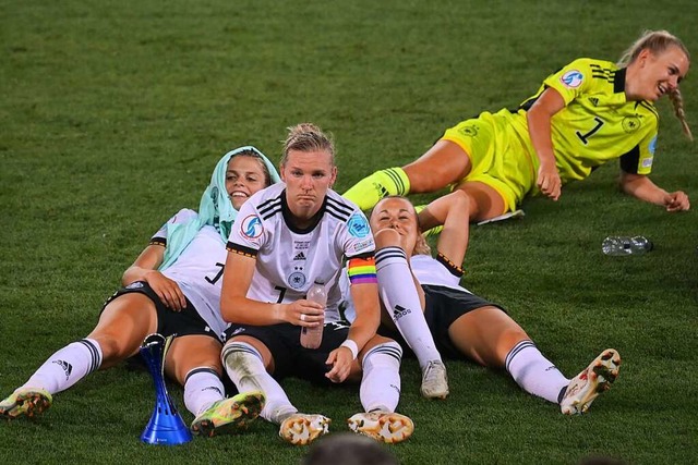 Ausruhen wollen sich die deutschen Fu...ch viel fr den Frauenfuball bewegen.  | Foto: Sebastian Gollnow (dpa)