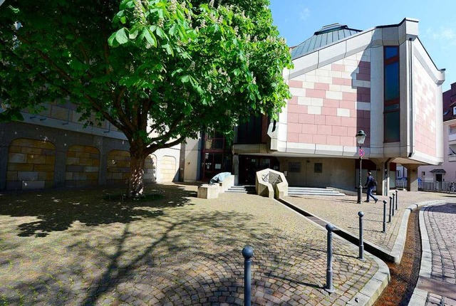 Der Bereich vor der Synagoge an der Fr...sich die jdische Gemeinde einen Zaun.  | Foto: Ingo Schneider