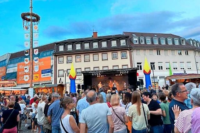 Die Bhne am Marktplatz ist immer beli...inkaufsnacht wie hier im letzten Jahr.  | Foto: Sarah Rombach