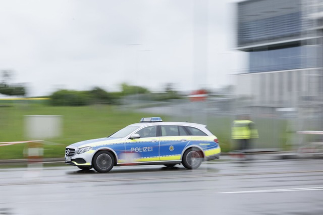 Ein Polizeifahrzeug verlss an Tor 5 d...edes-Benz in Sindelfingen gab es Tote.  | Foto: Julian Rettig (dpa)