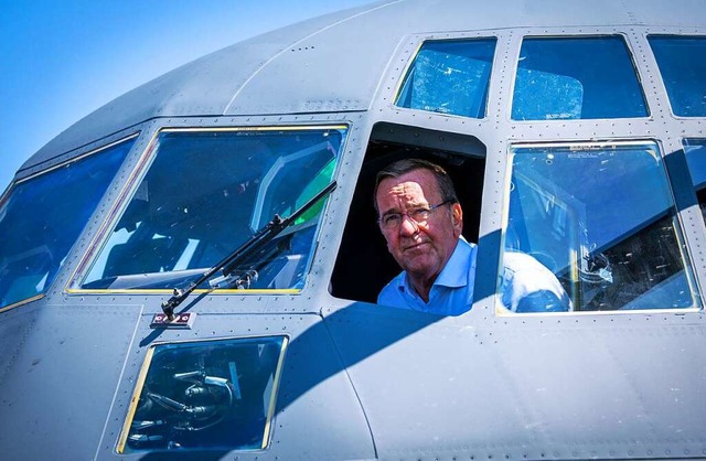 Boris Pistorius schaut beim Antrittsbe...einer C130 und schaut aus dem Fenster.  | Foto: Jens Bttner (dpa)