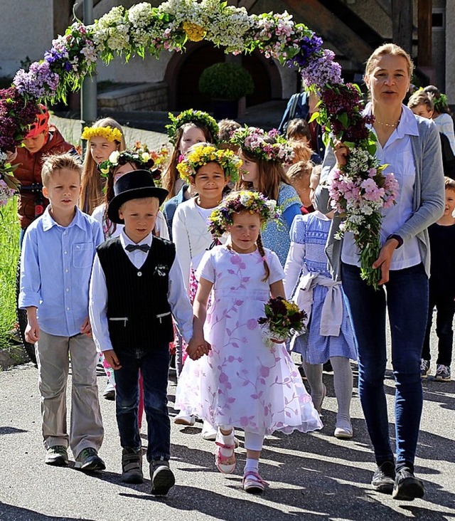 Der Zug der Kinder mit dem Uffertbrtli durch das Dorf  | Foto: Reinhard Cremer