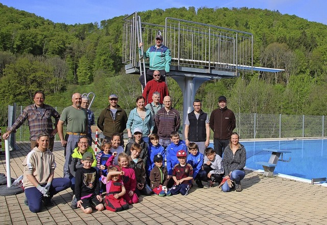 Zahlreiche Helfer treffen sich zum Arb... Saisonstart im Sthlinger Schwimmbad.  | Foto:  